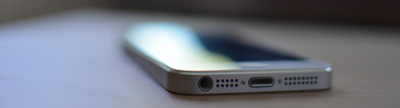 Συσκευή iPhone επάνω στο τραπέζι με την θύρα φόρτισης να είναι ορατή